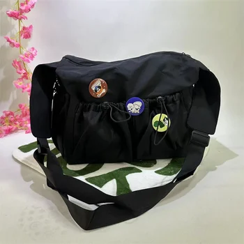 حقيبة كتف من قماش أكسفورد، حقائب كروس عصرية بسيطة مع جيب أمامي قابل للتوسيع، حقيبة سفر ذات سعة كبيرة وقلادة شارة 6