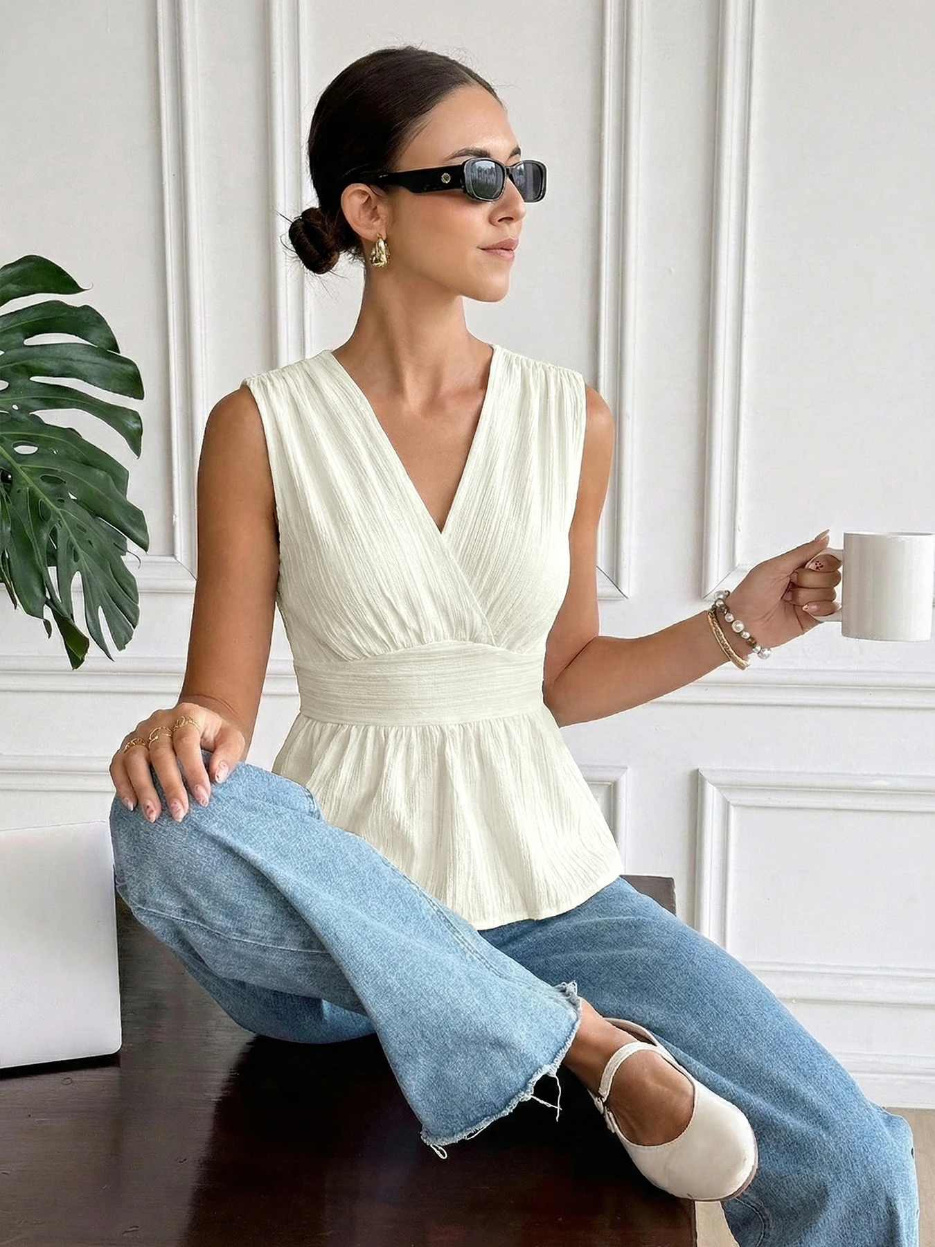 2026 New Style V-Neck Top With Back Exposure, Straps, Waist-Slimming Design, Elegant Sleeveless Women's Shirt for Summer