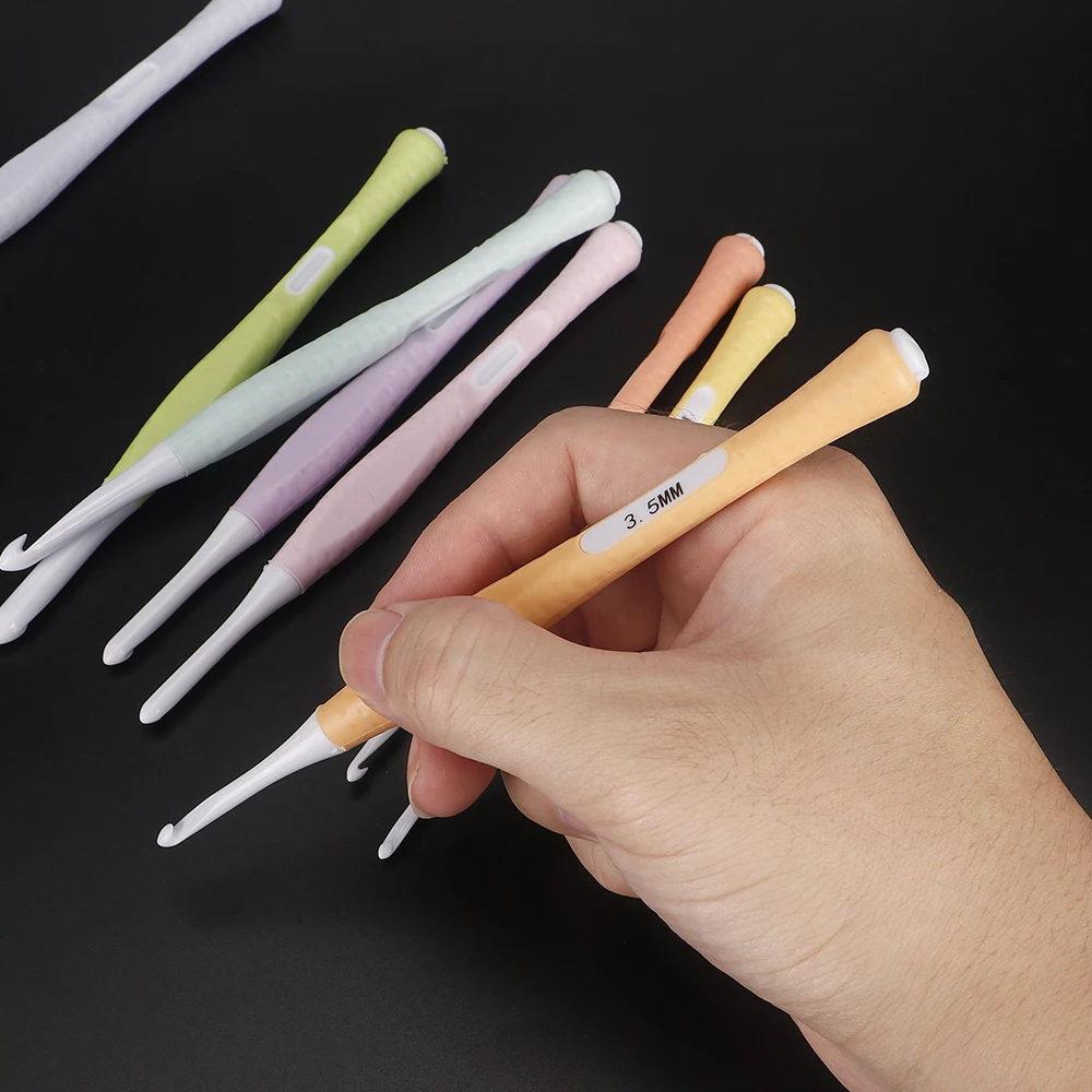 QJH 8 Size Plastic Crochet Hooks Set, Dark or Light Colors(2.5mm-6mm) Ergonomic Crochet Hooks with Case 5