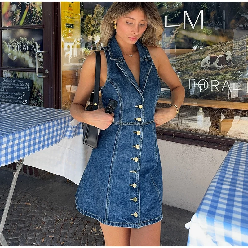 Vestido corto vaquero sexy de corte A con escote en V profundo, sin mangas, de una sola botonadura, de cintura alta, estilo urbano vintage ajustado de verano 2025