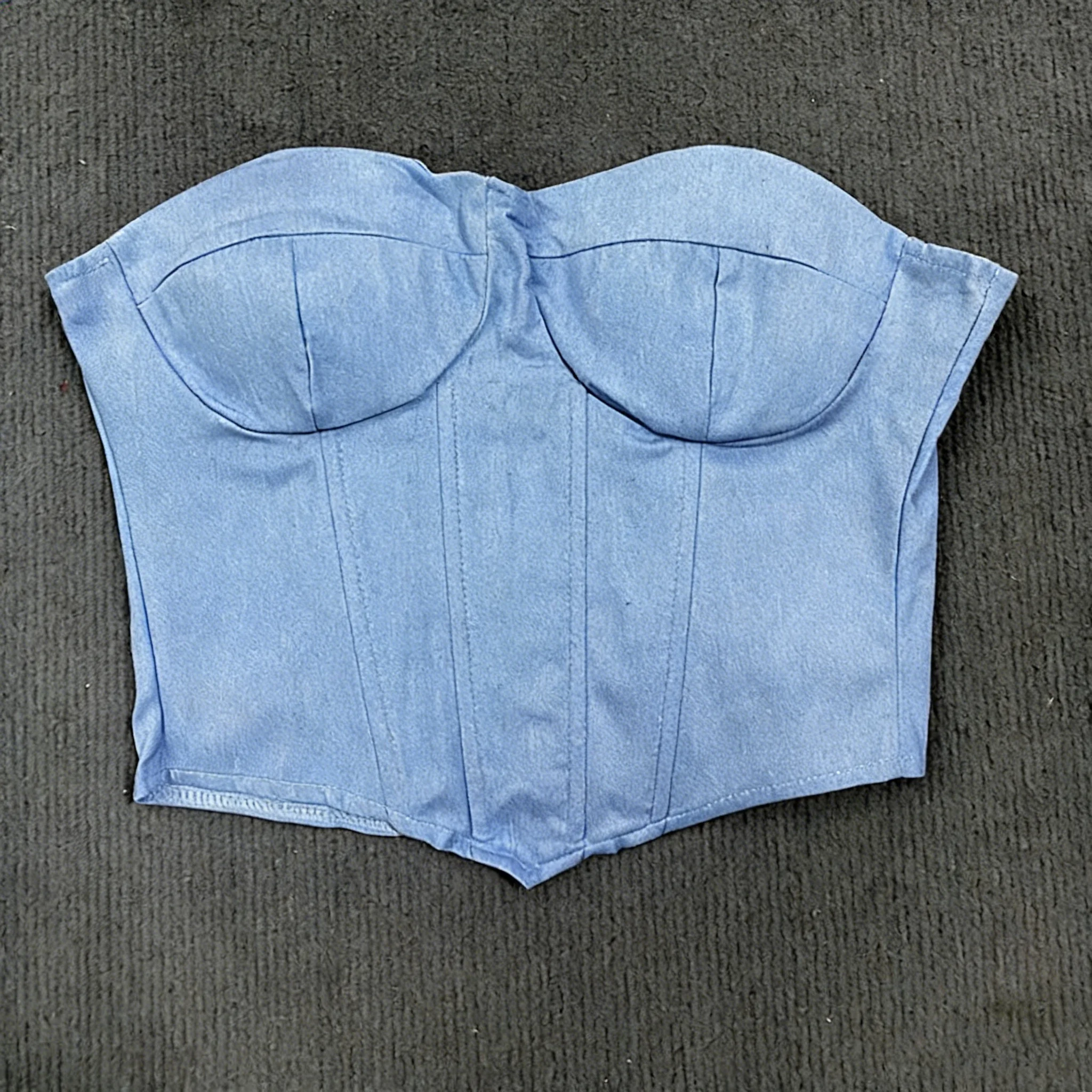 Avrupa ve Amerikan tarzı imitasyon kot yelek 2025, göğüs kısmı sarılmış, sırtı açık, bağlamalı bel, düz renk balık sırtı üst kadınlar için