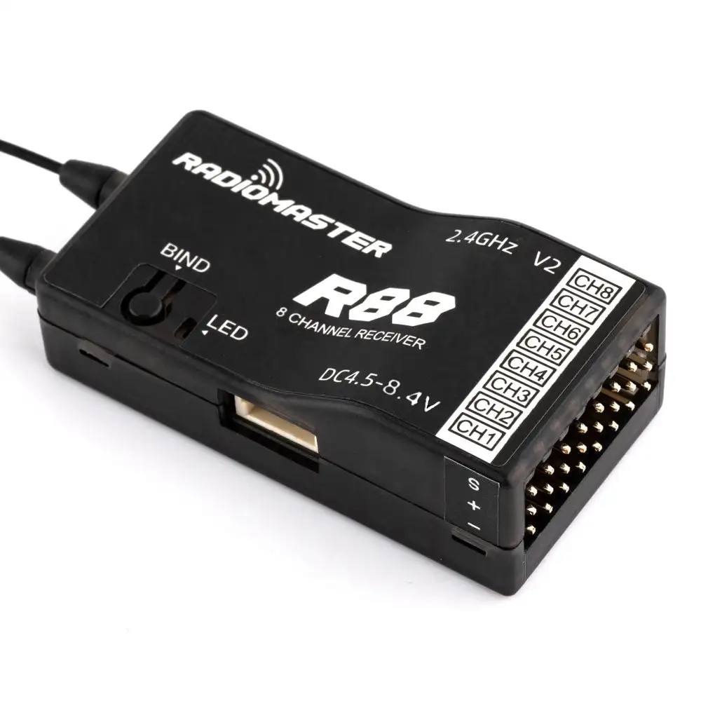 Antennes et câbles du récepteur Radiomaster R88 V2, prêt à être installé sur un drone FPV pour une portée de 1km.