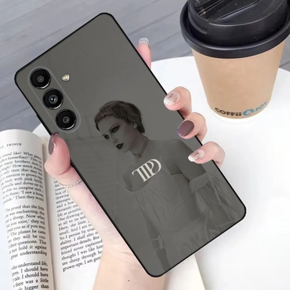thumbnail image 1 of Funda de teléfono T-TaylorS TTPD S-SwiftS para Samsung S24,23,22,30,21,10,9,Ultra,Plus,Lite,FE, silicona suave negra, 1 of 5