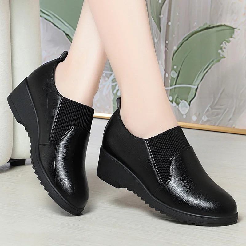 

2024 Spring Fashion Comfortable Deep Mouth Soft Leather Loafers Women Platform Wedges Anti-slip Office Mom Work Shoes