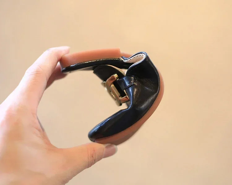 الأطفال الصنادل للفتيات 2024 صيف جديد الفتيات مغطاة أصابع شبشب جلدي مسطح عادية كسول المعادن الكورية الاطفال موضة الشقق