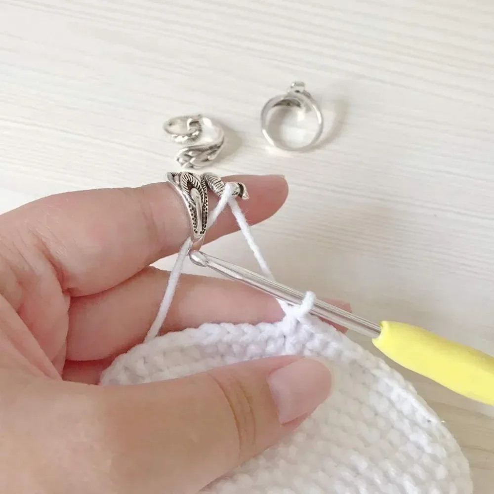 Adjustable Crochet Tension Cute Cat Ring, Beginner Knitting Crochet Hook Ring, Yarn Guide Finger Holders Thimbles Winder Tools
