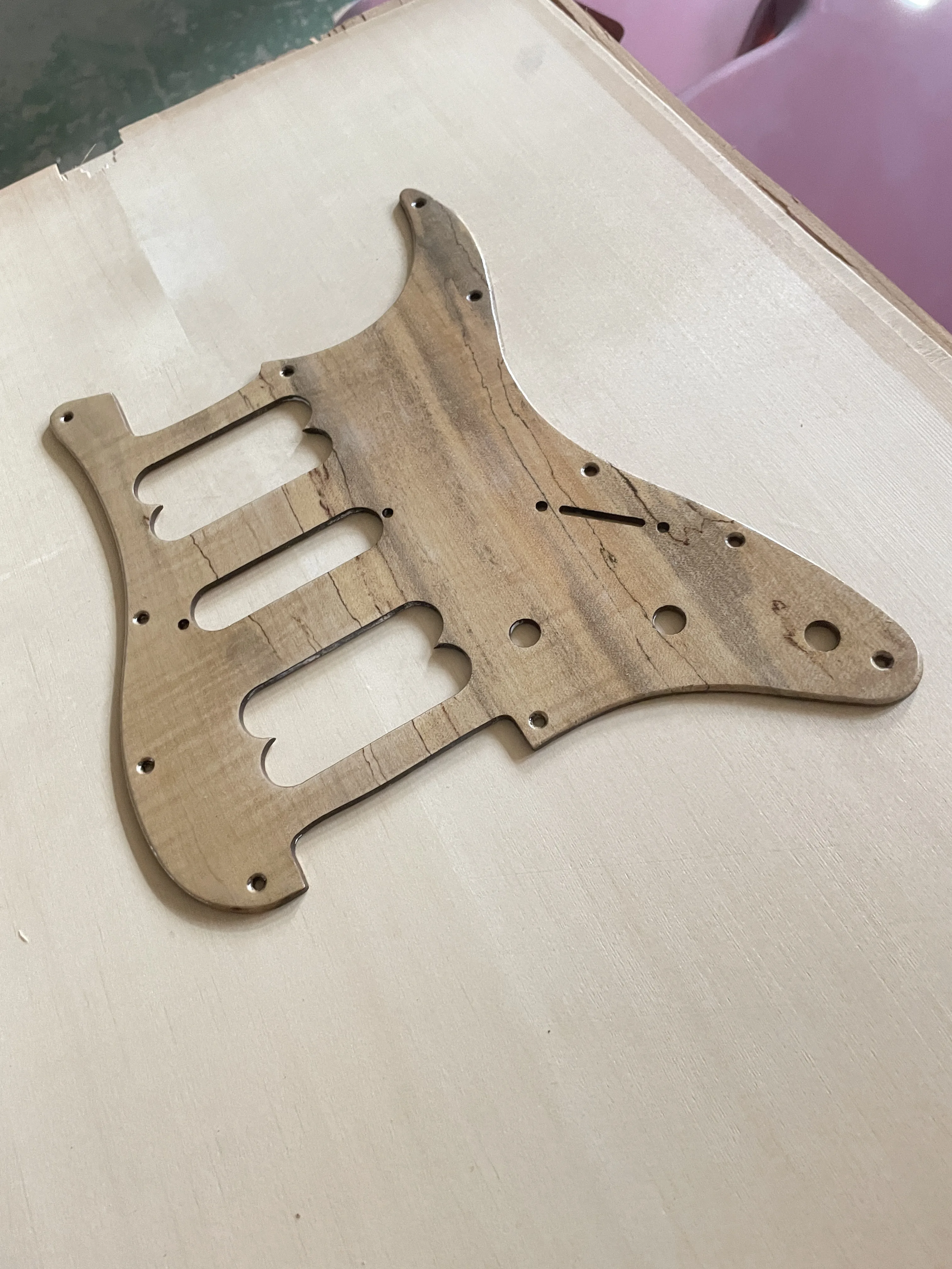 

Wooden 11 hole HSH guitar flame maple shielding st scraper, sending screws, used to replace the wooden guard of electric guitar.