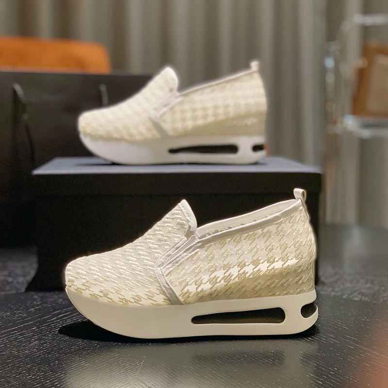 

Женские кроссовки на танкетке, черные кроссовки на вулканизированной подошве, Спортивная Удобная дышащая сетчатая легкая обувь с вышивкой, лето 2022