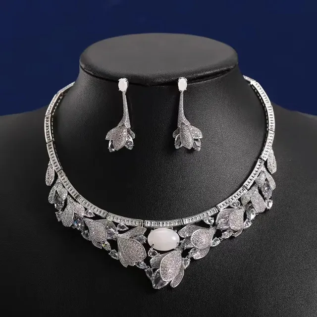 مجموعة قلادة عصرية على شكل قطرة ثلاثية الأبعاد عصرية مرصعة بالزركون