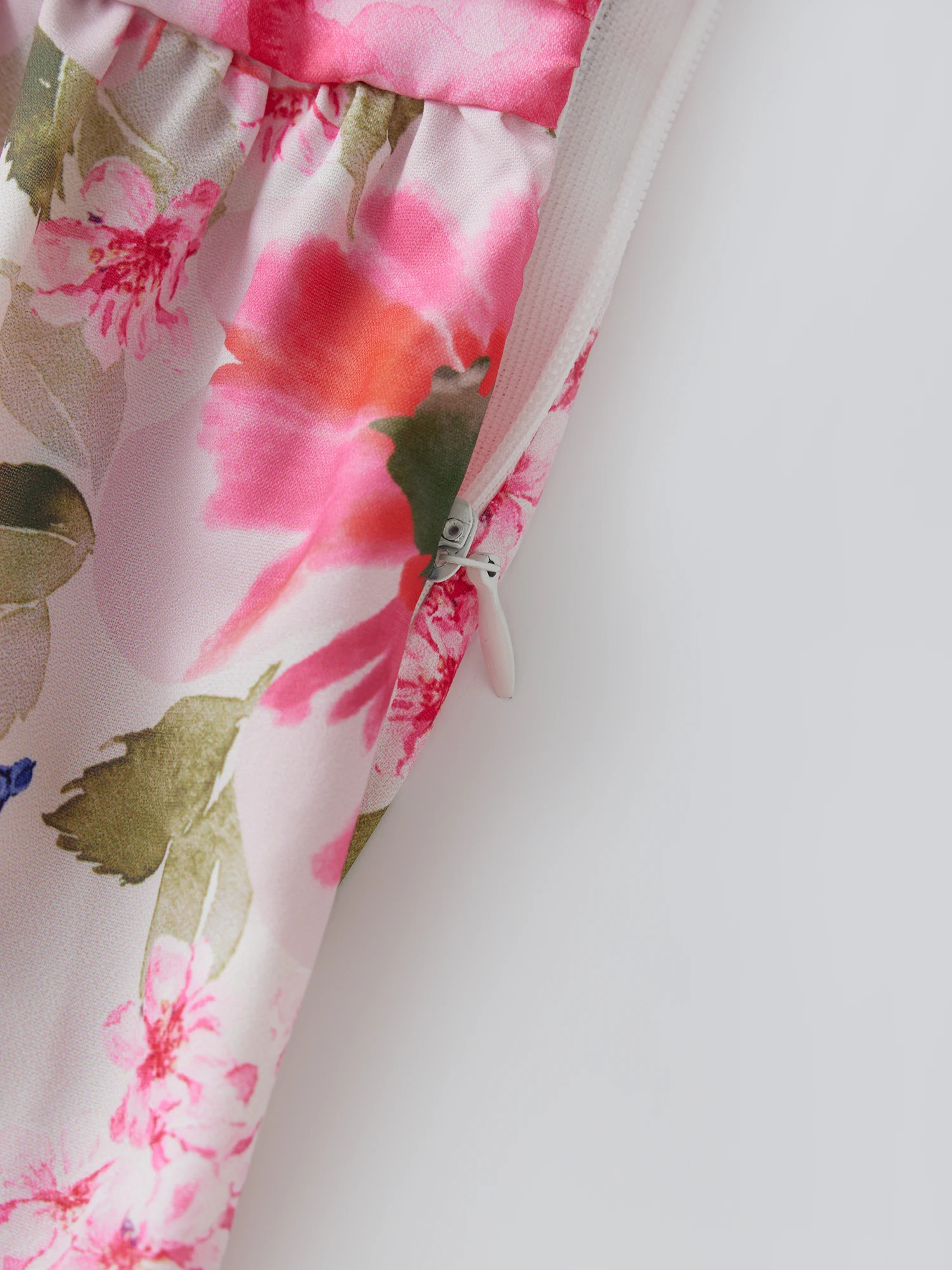 Elegant Floral Print Halter Neck Maxi Dress with Ruched Detail and Open Back Design Perfect for Summer Beach Outings