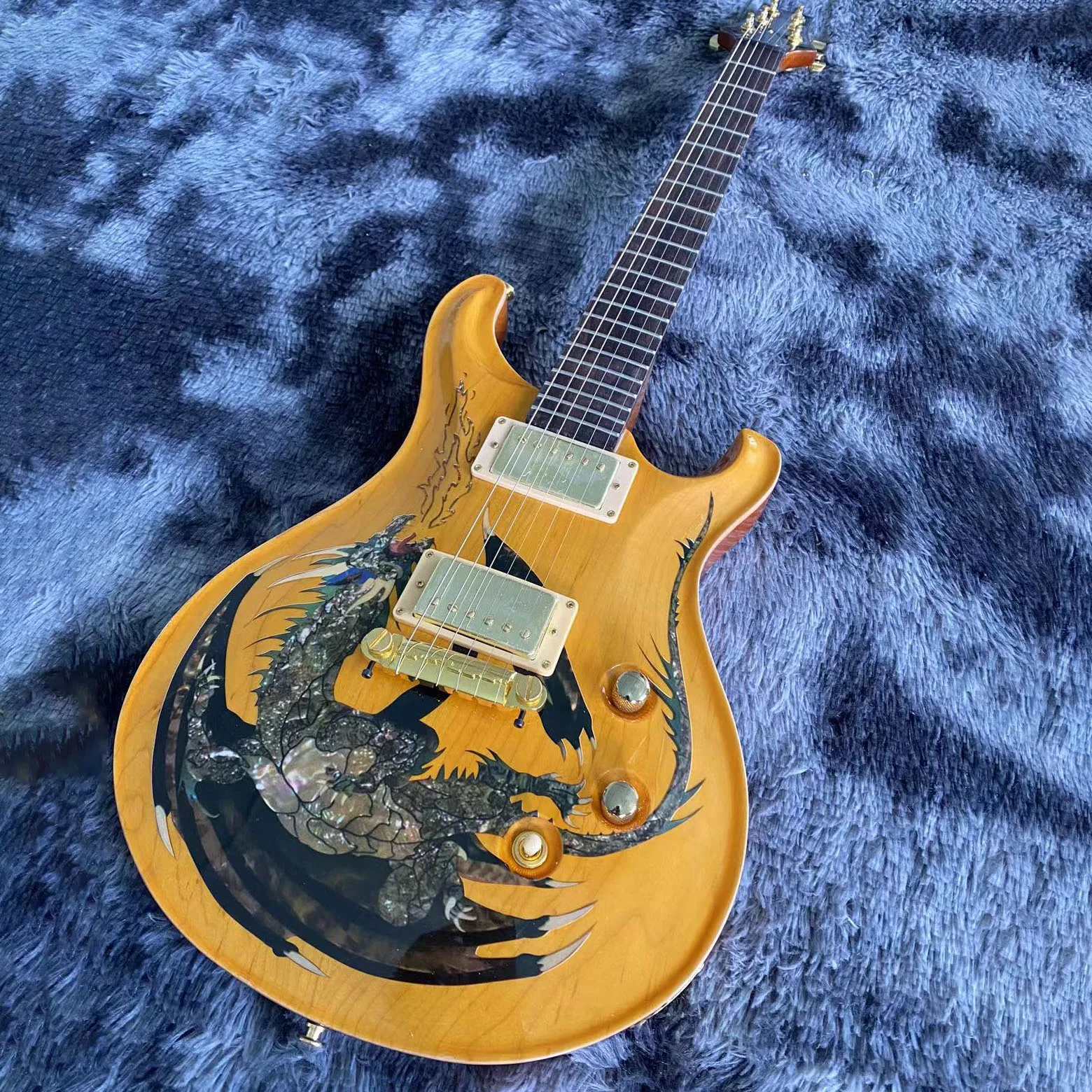 

Chinese Electric Guitar Maple And Mahogany Body Dragon Picture No Inlays Gold Hardware 6 Strings