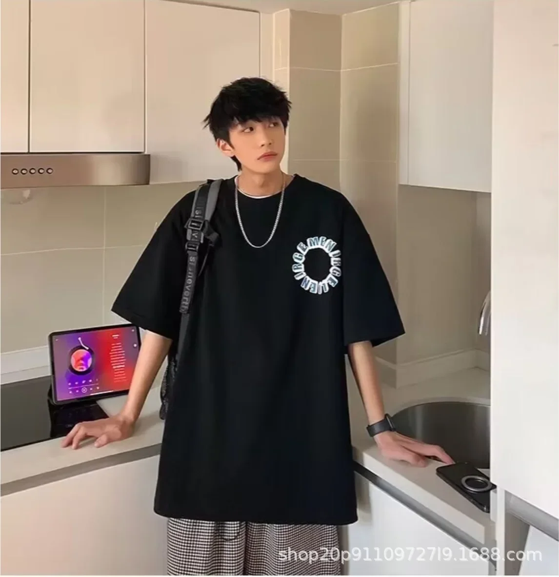 فضفاض عصري قصير الأكمام الرجال تي شيرت تنفس الكرتون طباعة الصيف أزياء عارضة أعلى نصف كم هونغ كونغ نمط المحملة