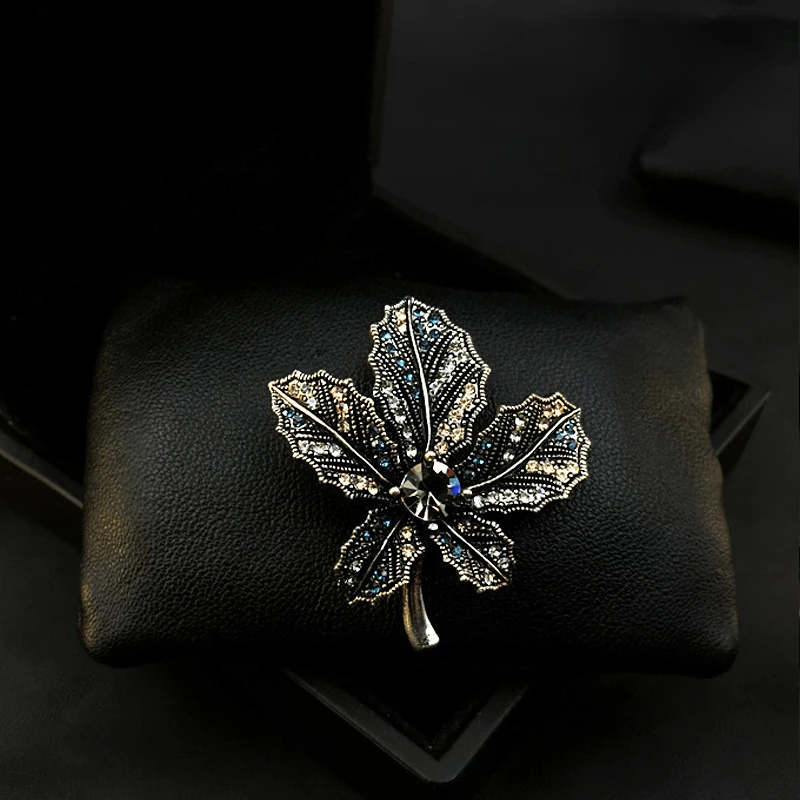 

Upscale Retro Leaf Brooch Men and Women Coats Suit Simple Elegant Corsage Scarf Hat Pin Accessories Rhinestone Jewelry Gift Pins