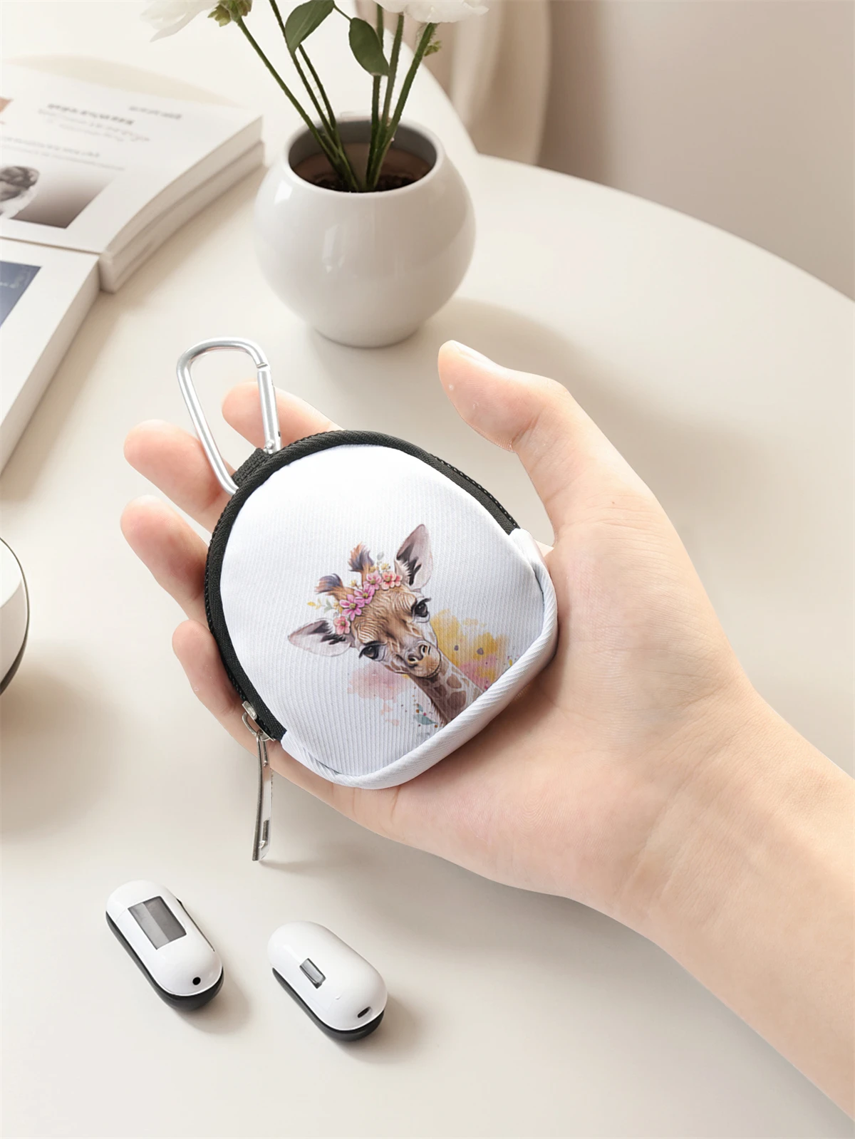 Giraffe pattern printed mini wallet, zipper change bag with hook clip, headphone key bag, suitable for men and women