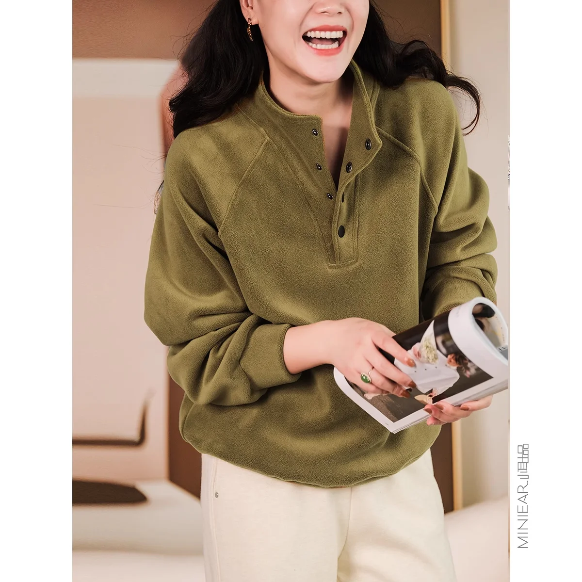 

Small ear products[Elegant Winter]Aoli velvet button standing collar pullover hoodie loose casual thickened top for women