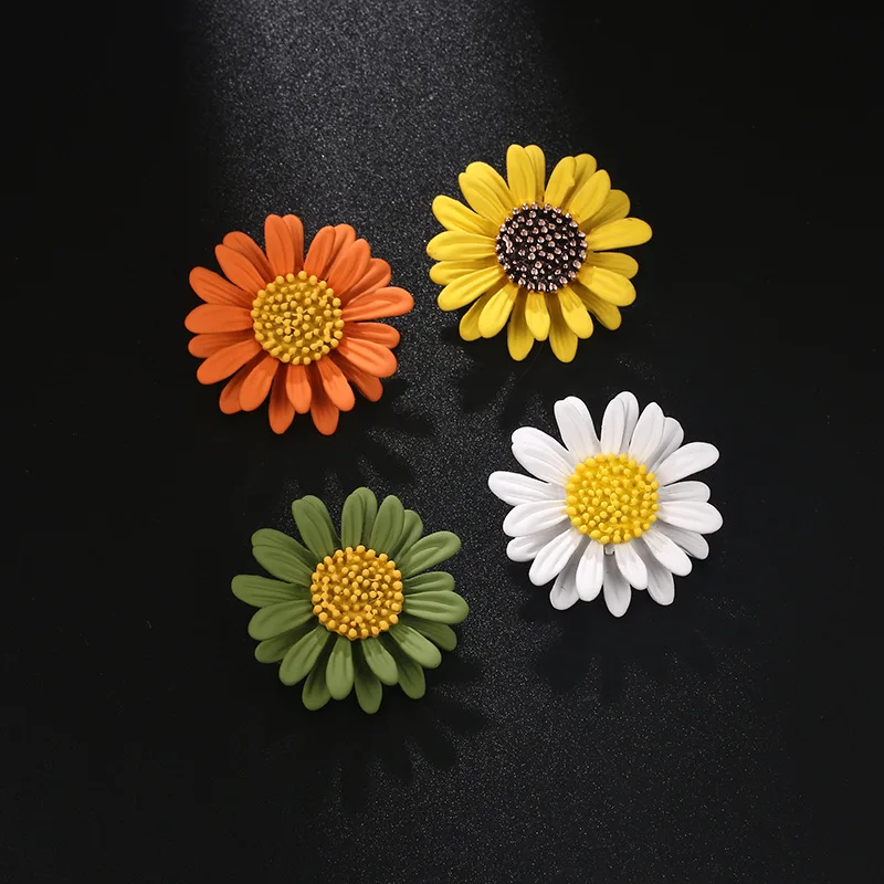 Enamel Flower Brooch Elegant Vintage Enamel Plant Flowers Daisy Brooch for Women and Men Collar Brooches Accessories Couple Jewelry Gifts