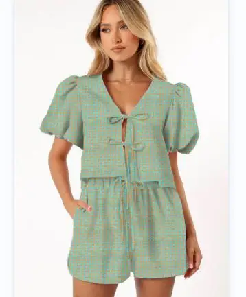 

Женская модель Dourbesty, короткий топ с V-образным вырезом и пышными рукавами на завязках, шорты с эластичной талией и карманами, комплект из 2 предметов для лета