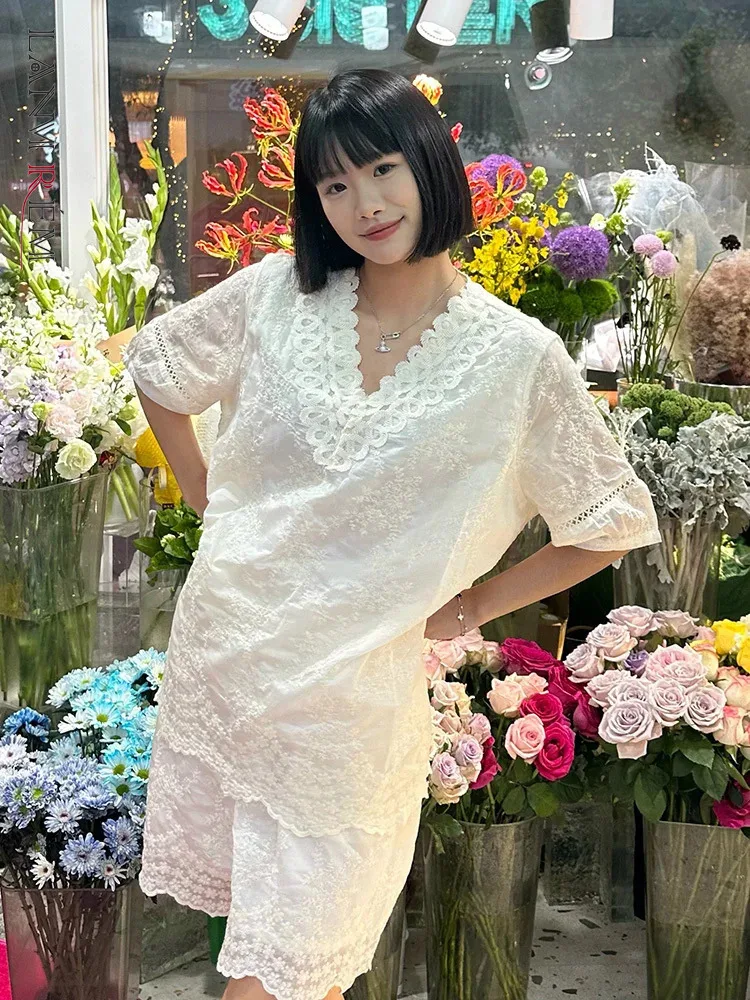 

Комплект LANMREM женский из двух предметов, повседневный ажурный топ с V-образным вырезом и короткими рукавами и шорты с эластичной талией, лето 2024