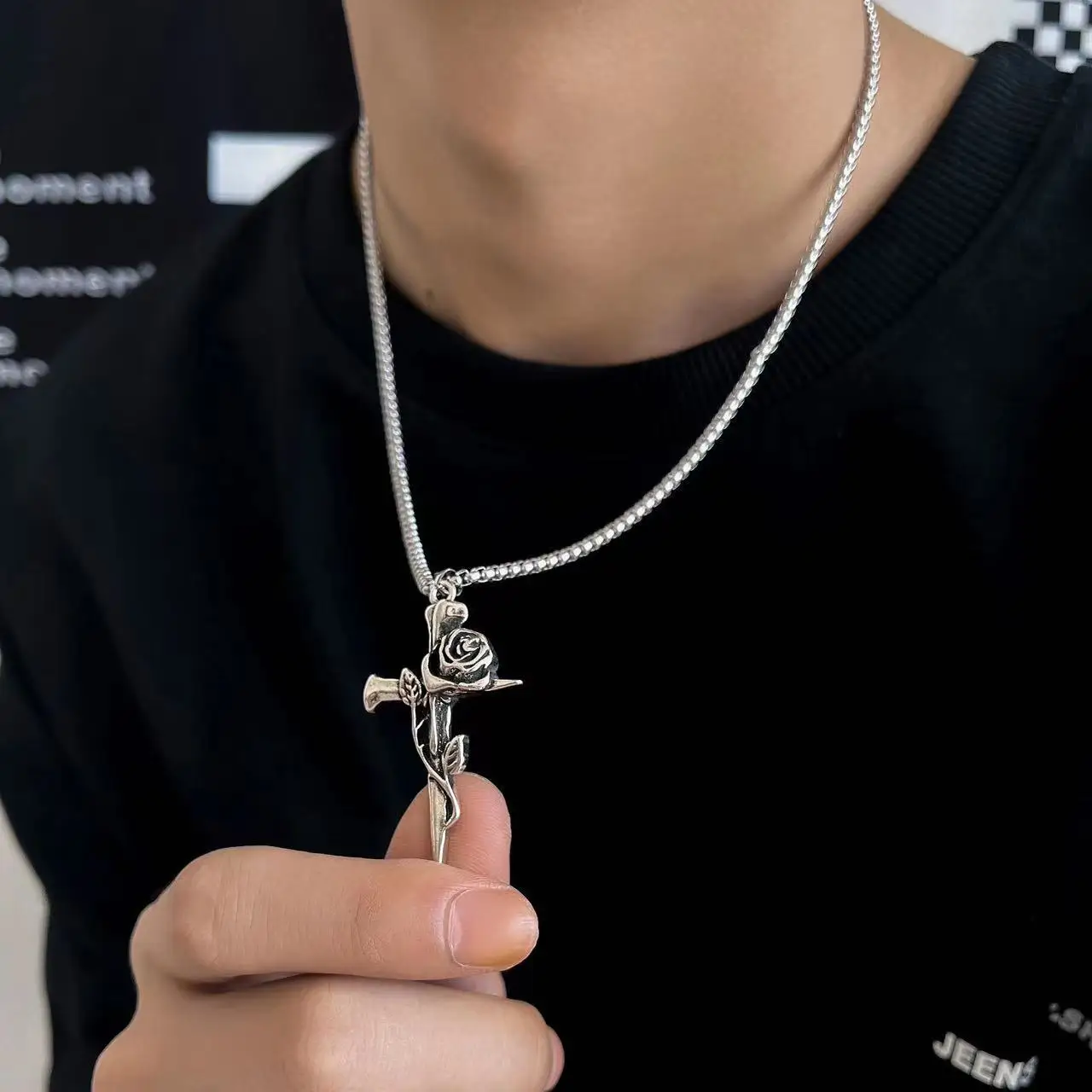 

INS Europe and America Vintage Rose Cross Nail Necklace for Girls High end Luxury Fashion Sweater Chain Accessories Pendant