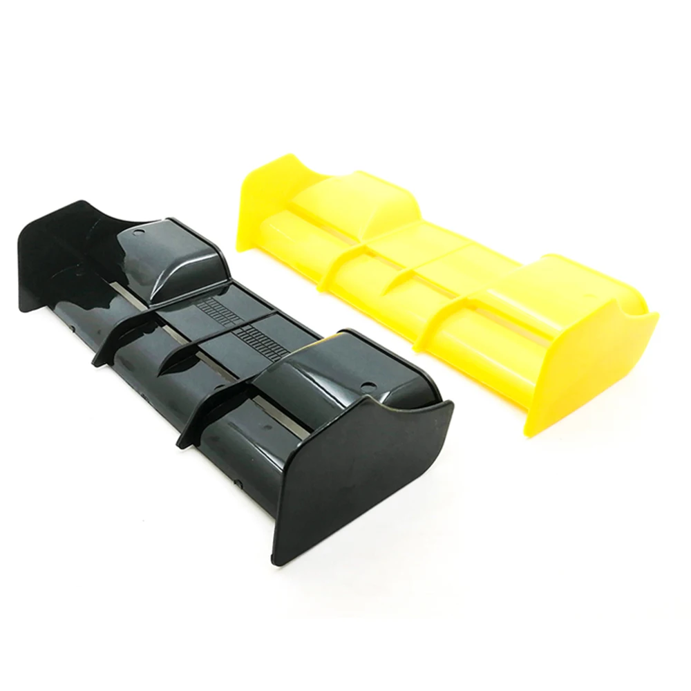 Dessous de la mini voiture RC 4WD montrant la suspension et les essieux robustes pour une conduite tout-terrain.
