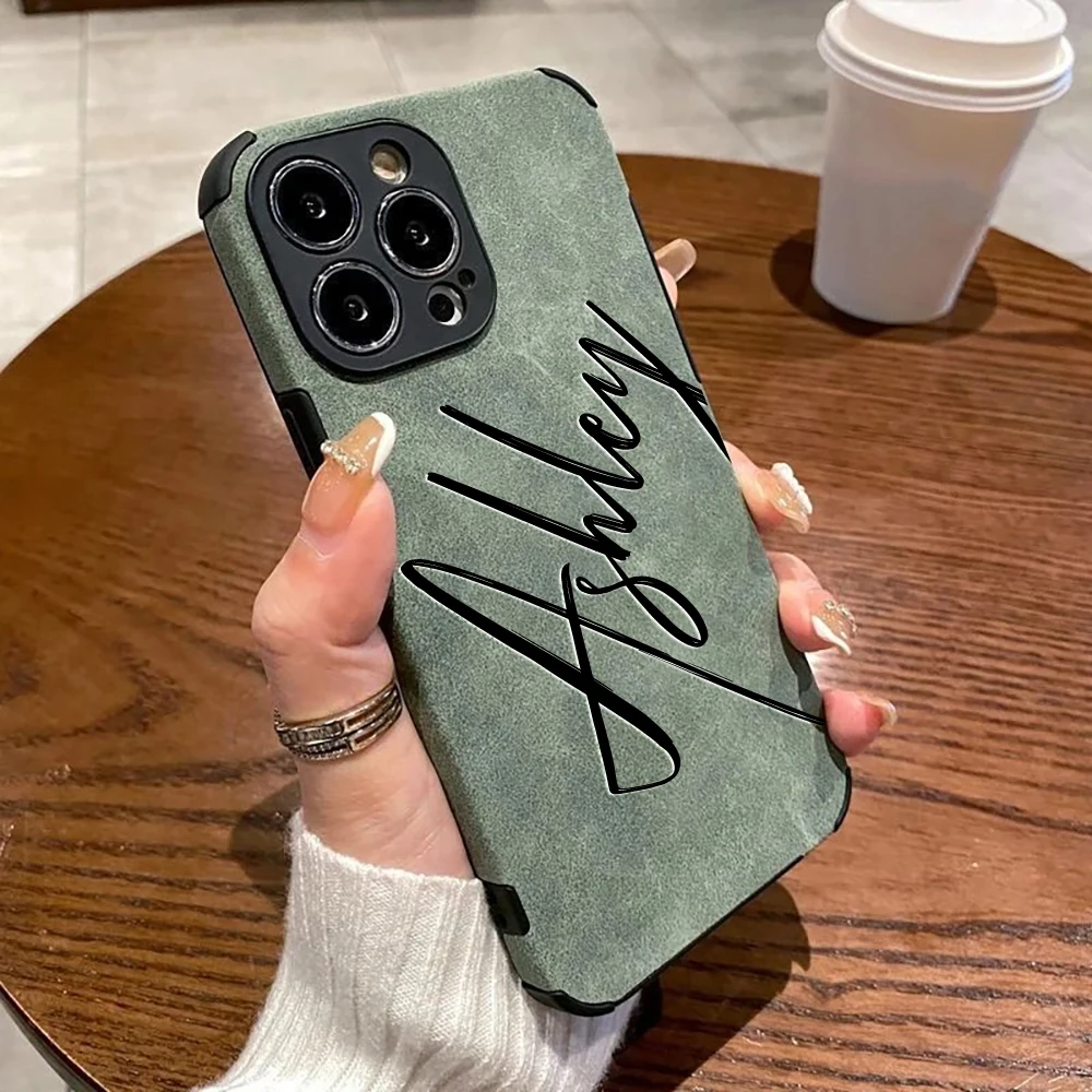 Capa Personalizada com Nome em Caligrafia — Couro Premium e Proteção Antichoque