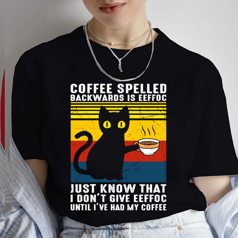 

2024 Летняя женская футболка, винтажная Повседневная модная одежда с коротким рукавом, кофейные топы с принтом «заставляет меня чувствовать себя меньше», дизайн кошки