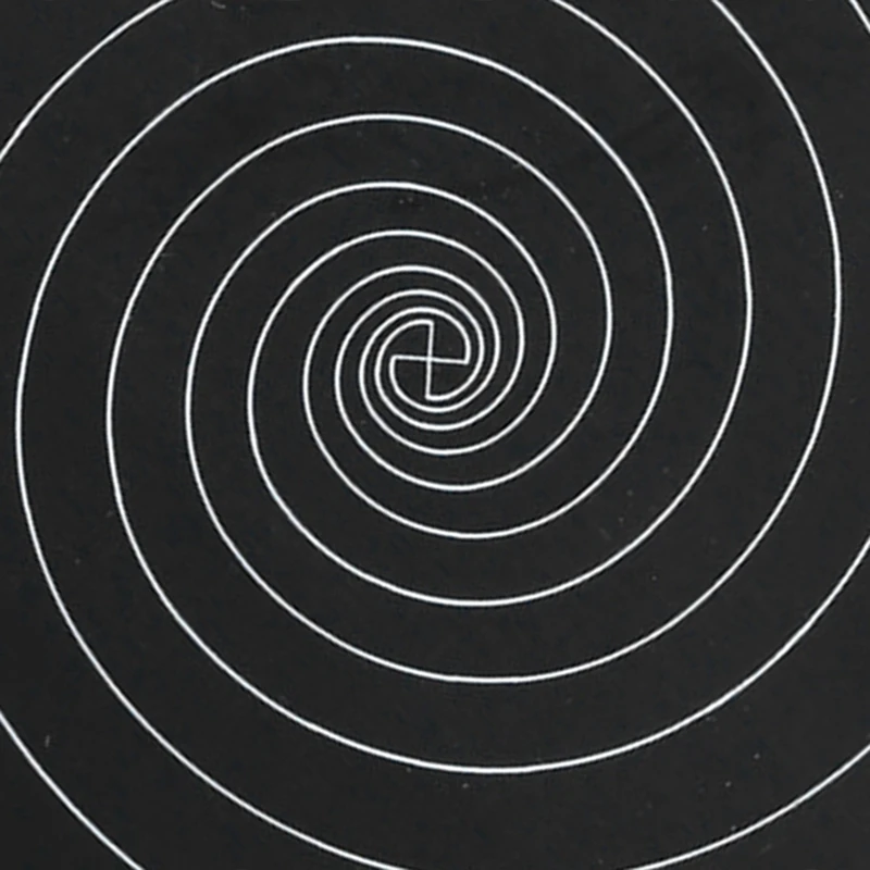 Gros plan sur l'antenne hélicoïdale ultra-large bande SMA, montrant sa structure en spirale pour polarisation circulaire droite.