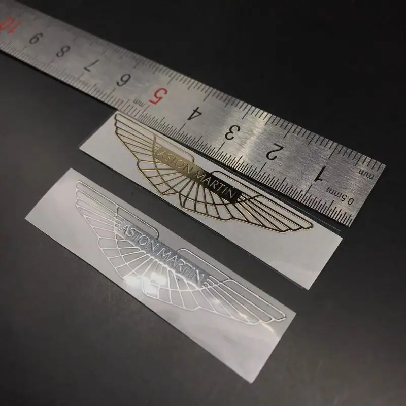 Aston Martin Metalen Interieur Embleem Sticker - Afmetingen en achterzijde met montagetape