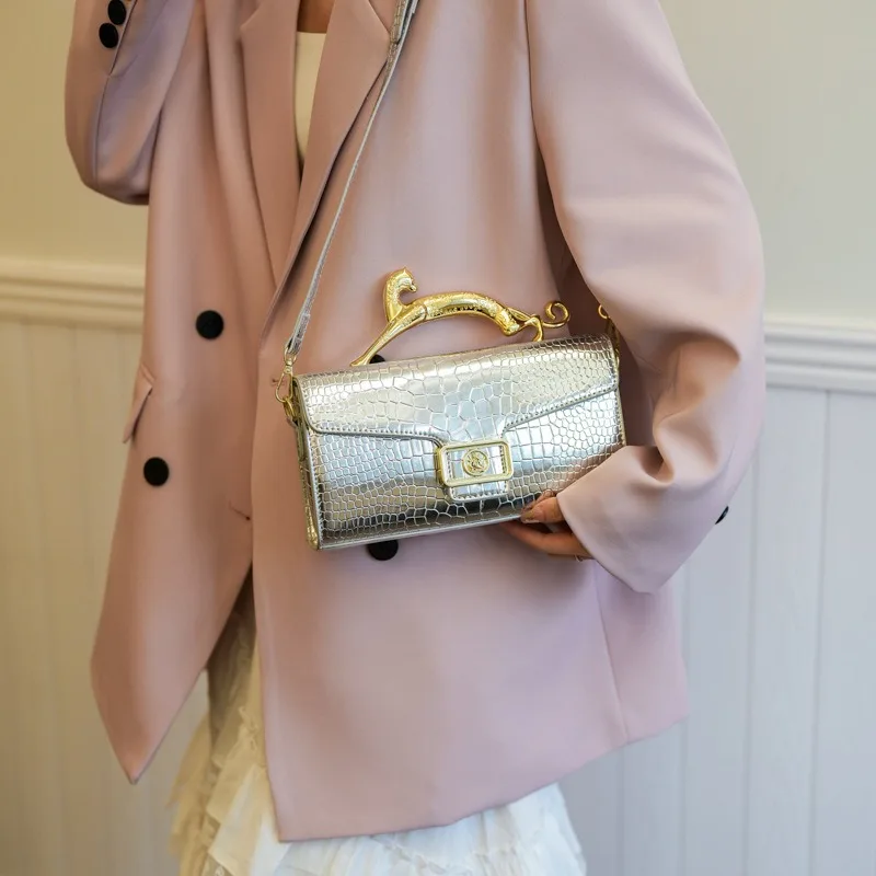 حقائب نسائية، بما في ذلك حقائب الكتف والكروسبودي،...