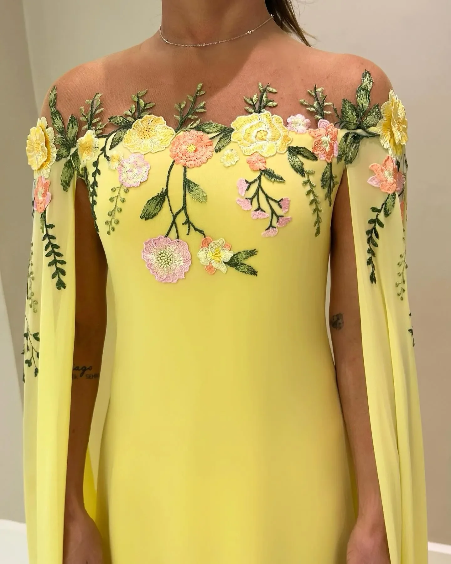 Chic Yellow Mother of The Bride Dresses Embroidery Appliqued Leaf Wedding Guest Dress with Cape Floor Length Evening
