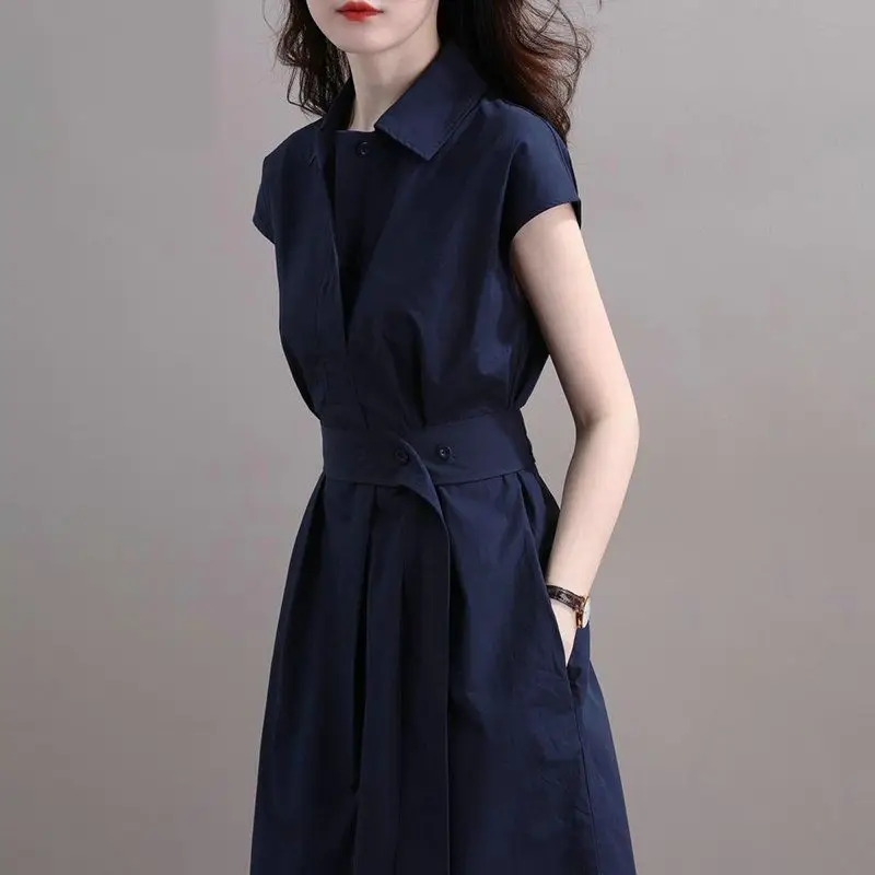 Abito Camicia Elegante e Alla Moda con Design Francese, Vita Stretta, Stile Femminile, Lunghezza Midi, Linea A, in Poliestere, Manica Corta, Colletto a Polo - immagine 2