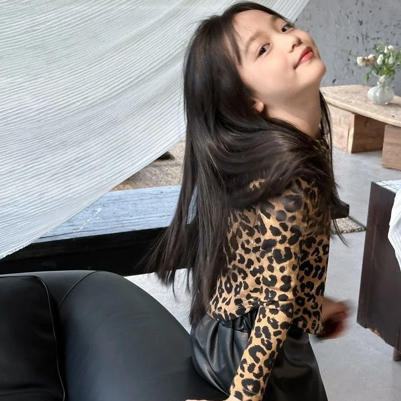 Kurzes T-Shirt mit Leopardenmuster für Mädchen im Herbst, langärmelig, trendiges Basisshirt, süßes und cooles Mädchen, vielseitiges Oberteil, weich und hautfreundlich