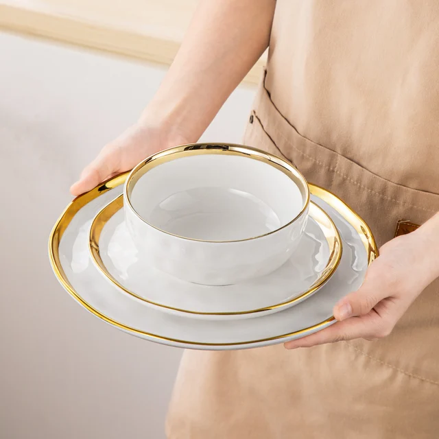 LOVECASA Set di stoviglie da 12/24 pezzi in porcellana ceramica bianca e bordo dorato con 4/8 pezzi Piatto piano/dessert/ Ciotola di cereali per 4 5