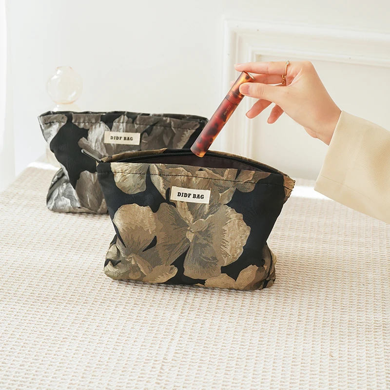 حقيبة مكياج أنثوية على شكل زهرة منقوشة باللون الذه...