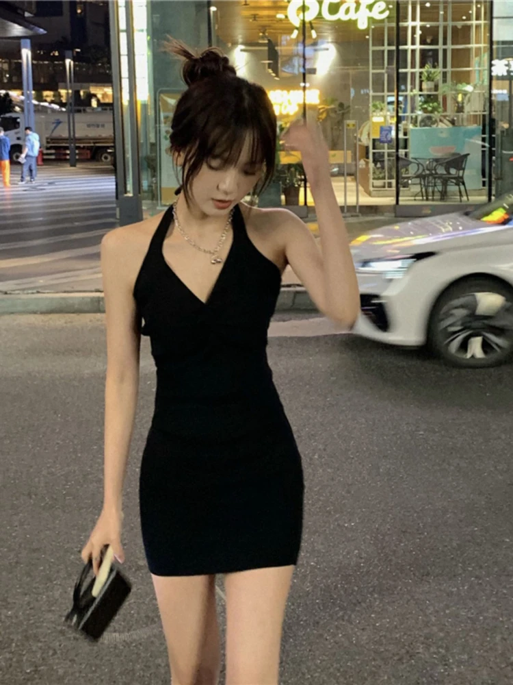 

Black Spice Girl sexy halter strap 2023 spring hip dress show small design sense V-neck new style