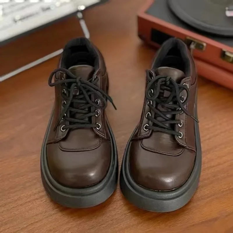 

Классические Коричневые кожаные лоферы на шнуровке 2024 черная увеличивающая рост Маленькая кожаная обувь кроссовки на толстой подошве для женщин