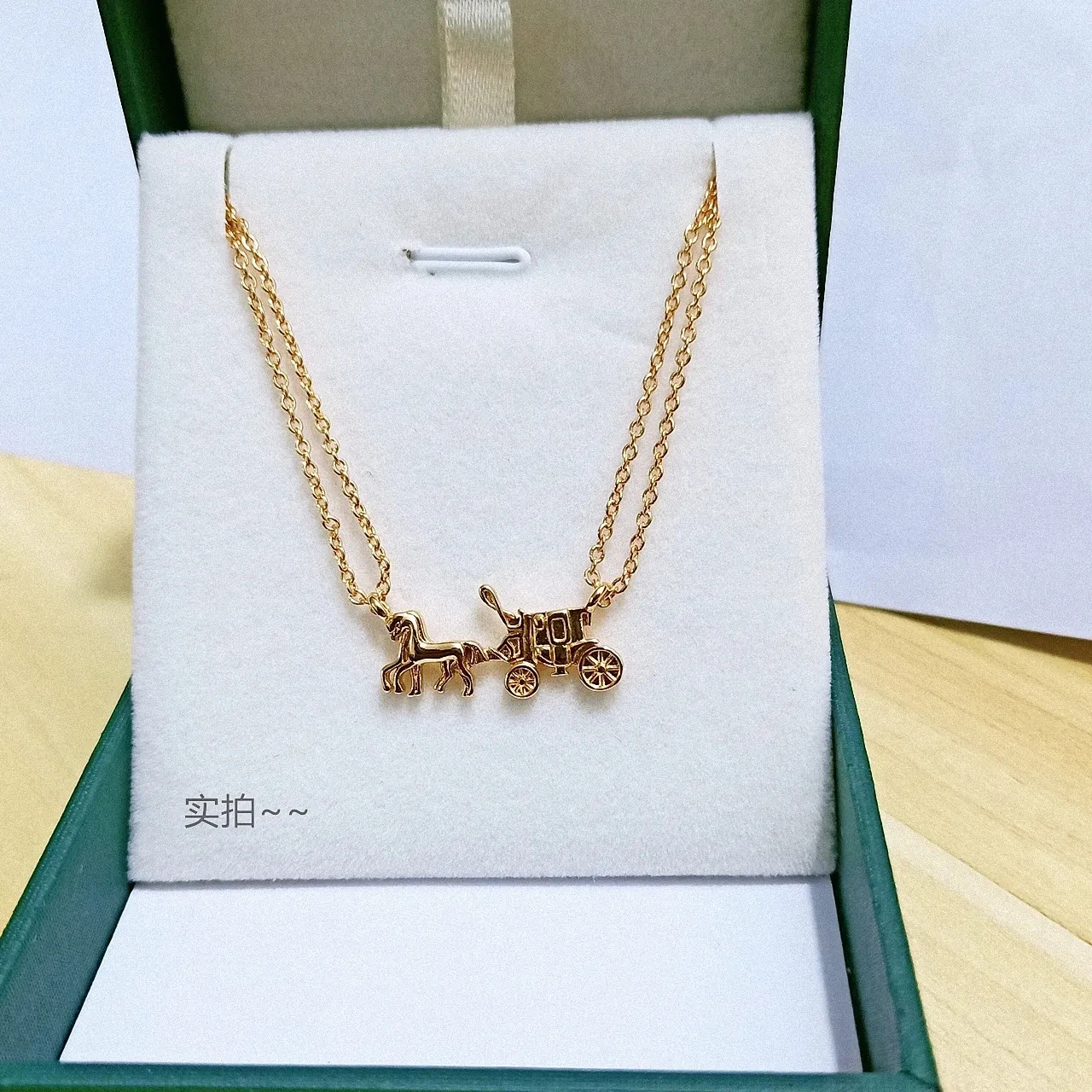 مجوهرات فاخرة مع شخصية أوروبية وأمريكية وتصميم حس...