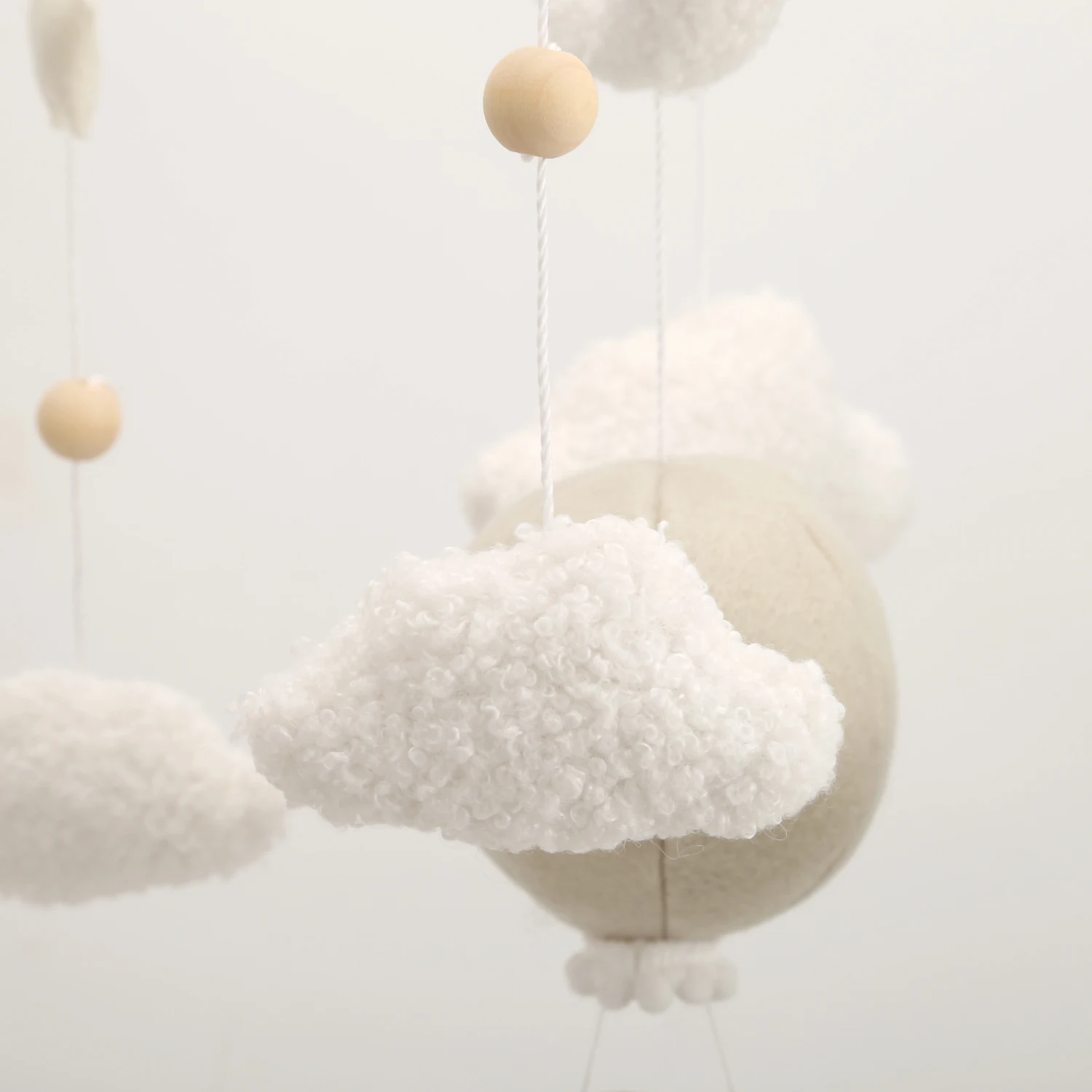 Mobile per Culla con Mongolfiere, Luna, Stelle e Nuvole, Decorazione Neutra per Cameretta - immagine 4