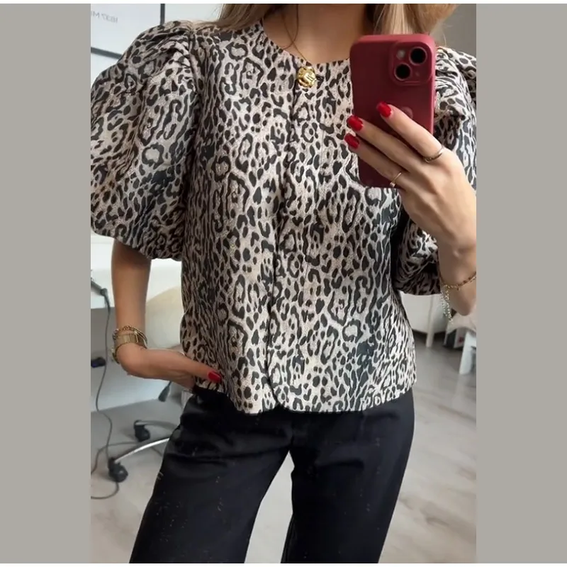 Blusas de manga abullonada con estampado de leopardo para mujer, blusas de verano 2025 con cuello redondo, botones sueltos, tops cortos que combinan con todo, ropa de calle de moda para mujer