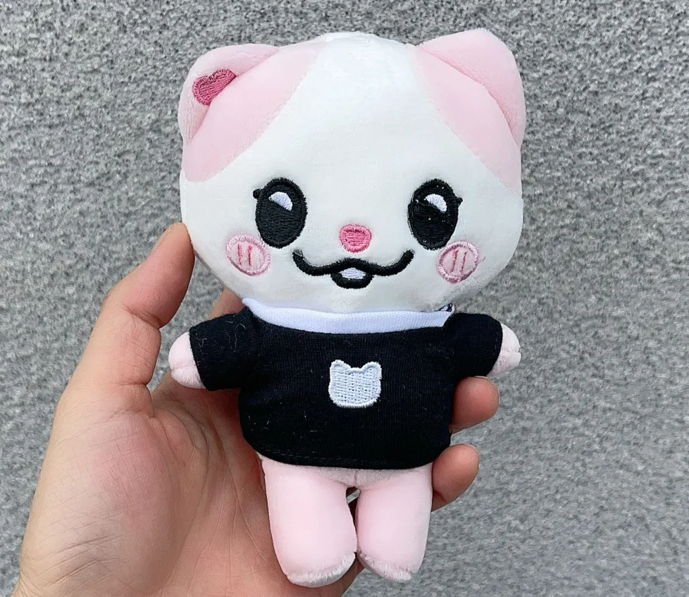 Kpop itzyの人形のフィギュア、ぬいぐるみ、キーホルダー、世界