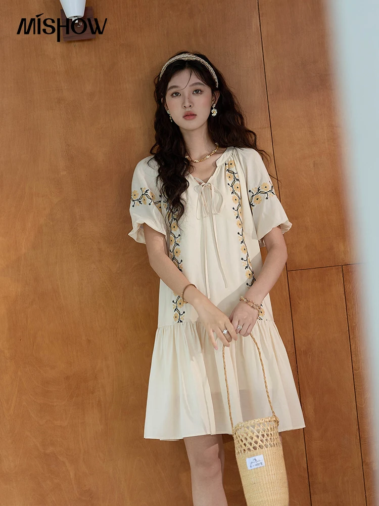 MISHOW Frauen Ethnisches Kleid 2024 Sommer Koreanische Sonnenblumen Stickerei Puff Sleeve Kleid V-ausschnitt Spitze-up Puppe Kleider MXD30L1959