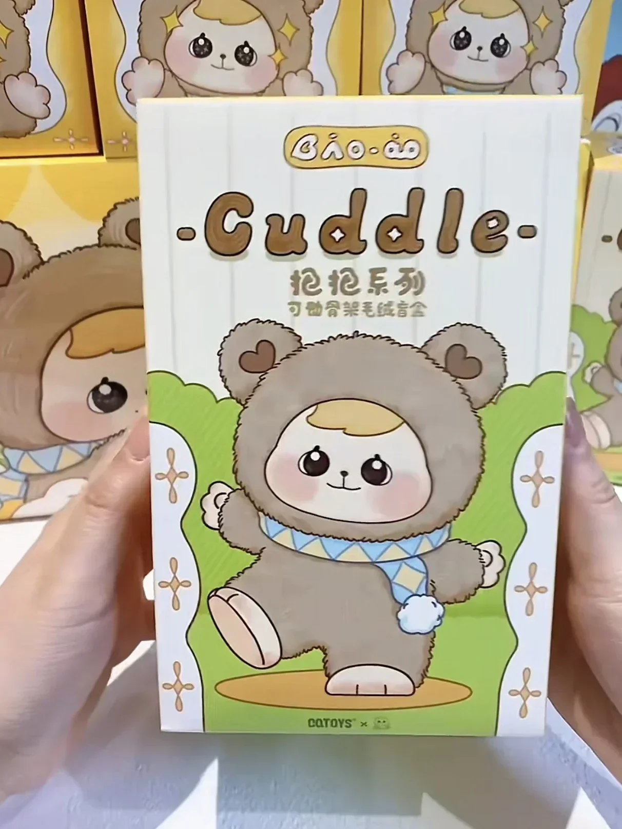 Nueva figura de oso pequeño de la serie Bao-ao Hugging genuina de Internet, lindo juguete de moda, muñeca, decoración de mesa, sorpresa