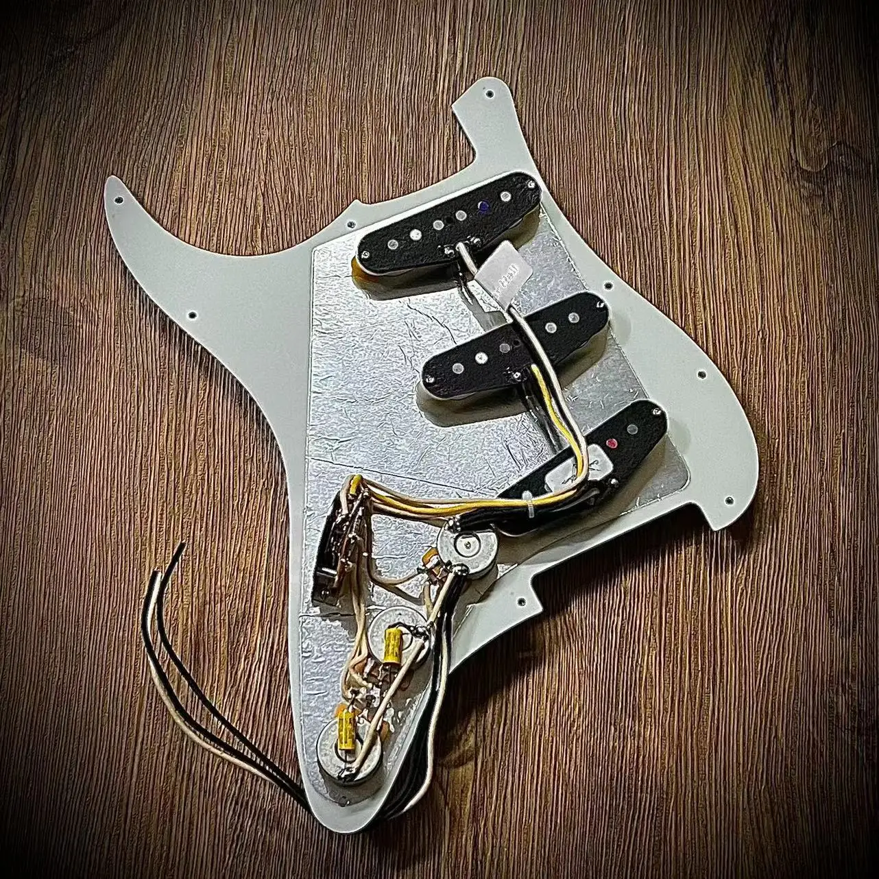 

Hand Carved Texan Style Retro Alnico 5 Strat - Electric Guitar Cartridge Blues Loading Guard