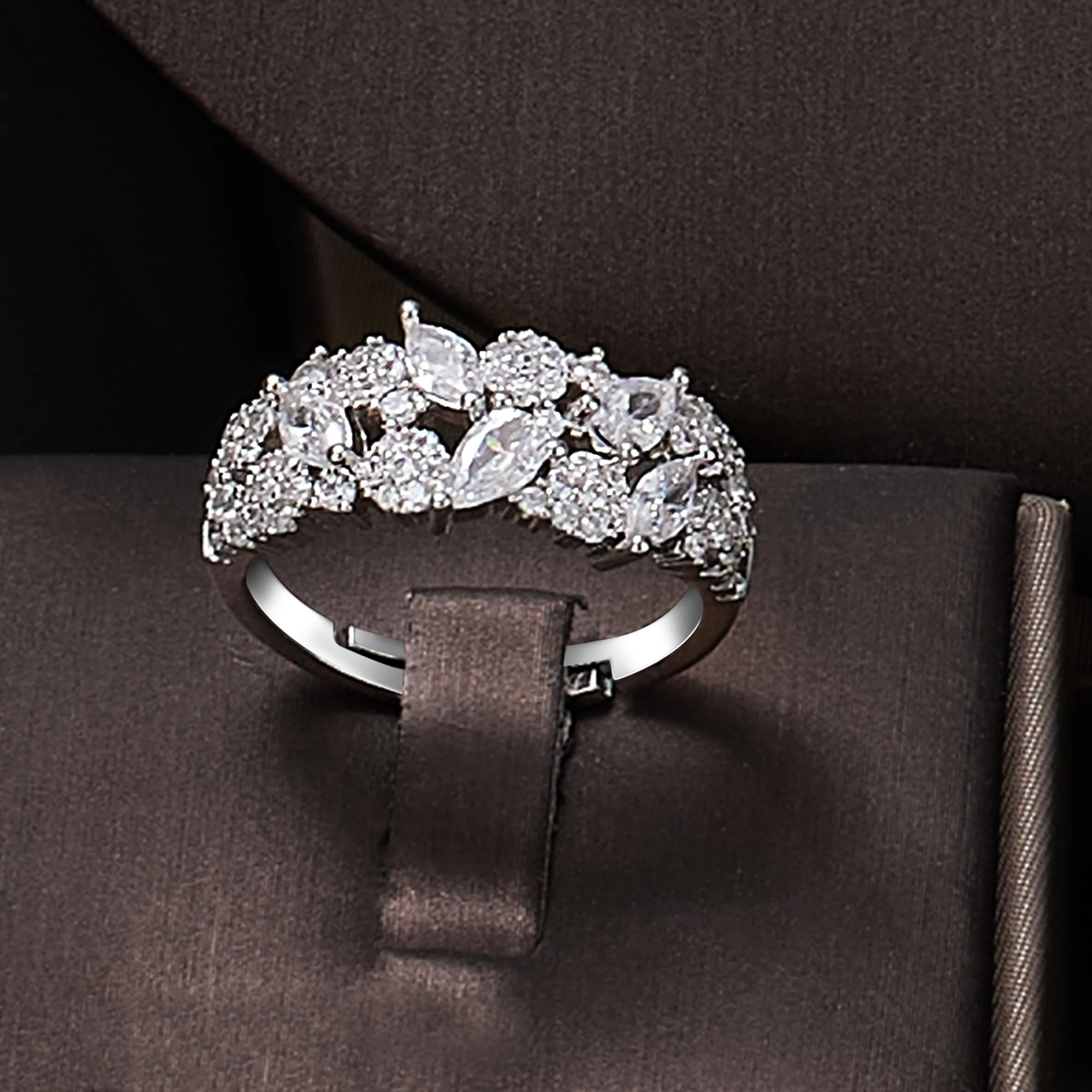 Bridal jewelry set close-up 6