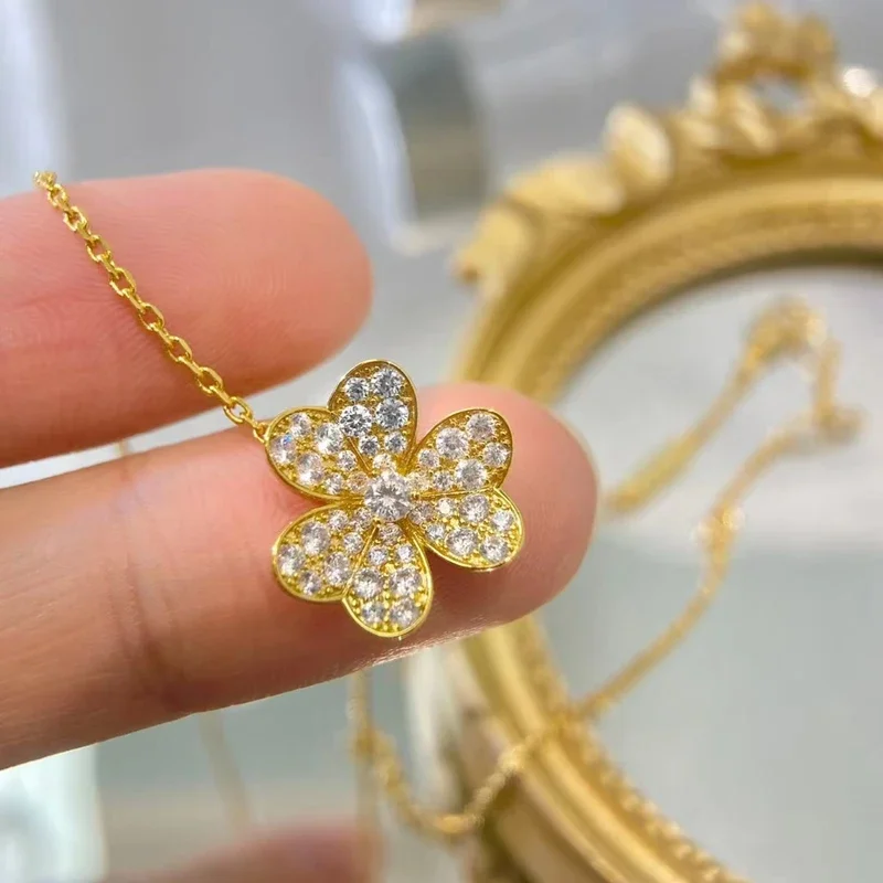 

Three Leaf Grass Full Diamond Necklace Exquisite Three Size Casual Fashion Goddess Style gift