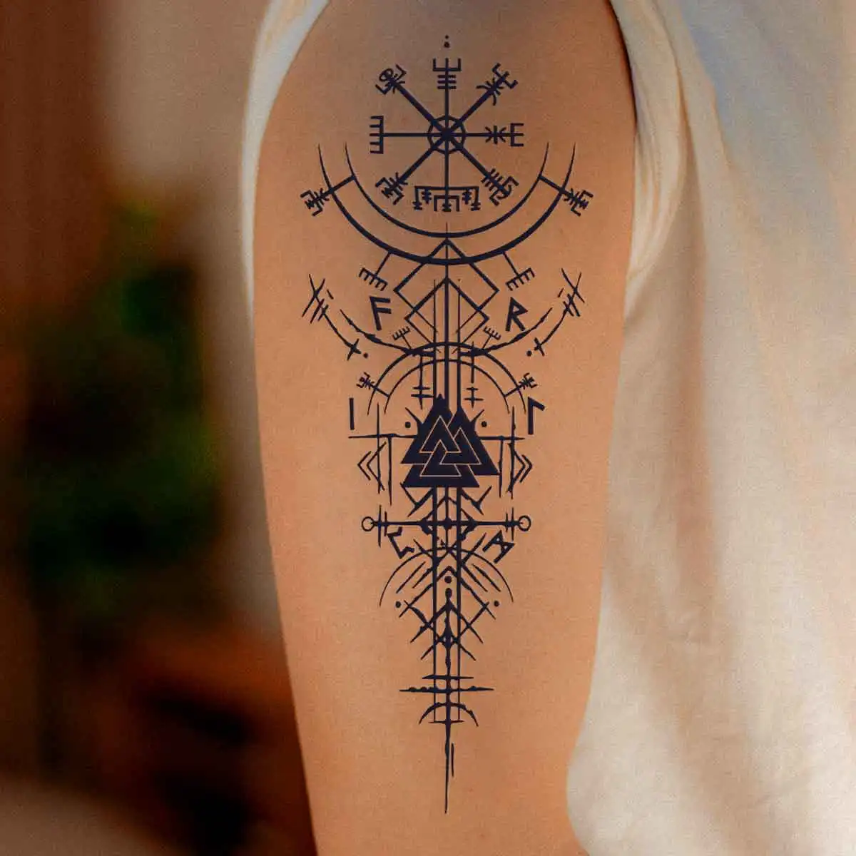 Tatuagem no Braço de Bússola: A Escolha Perfeita para Quem Busca Estilo,  Significado e Durabilidade Temporária, image size:1200x1200