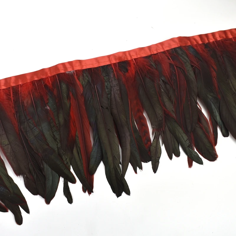2 Meter farbiges Hahnschwanz-Federband mit Quastenfransen, weiß-schwarze Hahnenfedern, Kostüm- und Kleidungszubehör – Detail 3