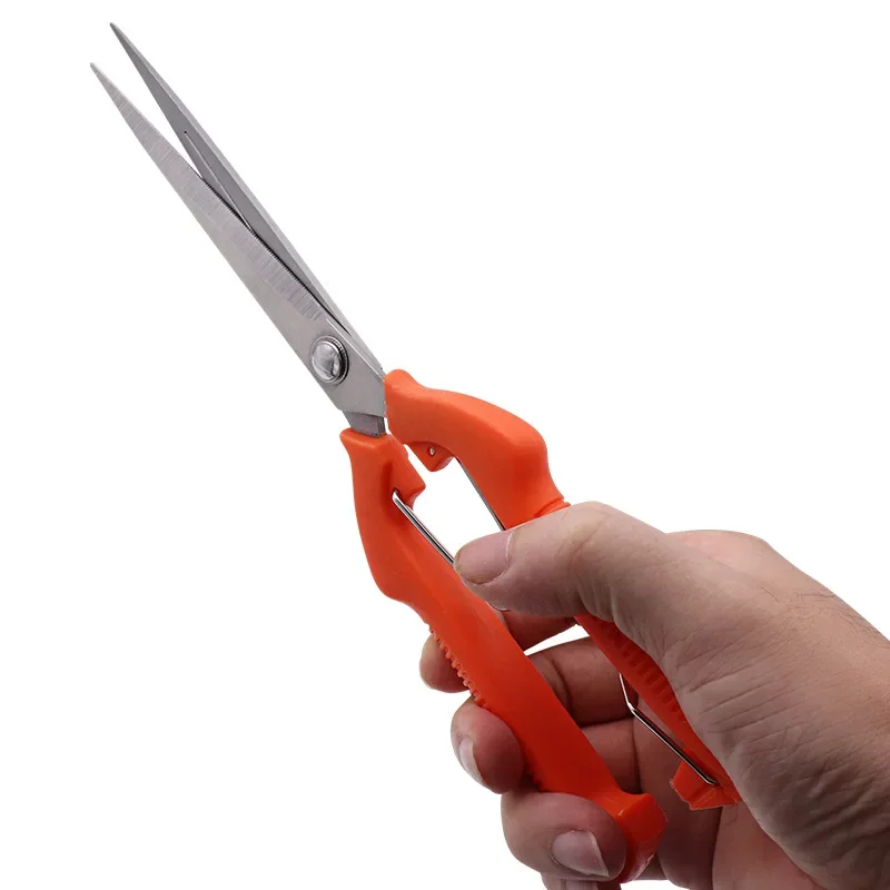 Detail of pruning blades and lock mechanism