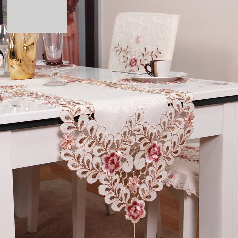 Drapeau de table brodé Drapeau de lit Tissu Art Couverture de meuble TV Tissu Tapis de pâtisserie 809_voghion.com