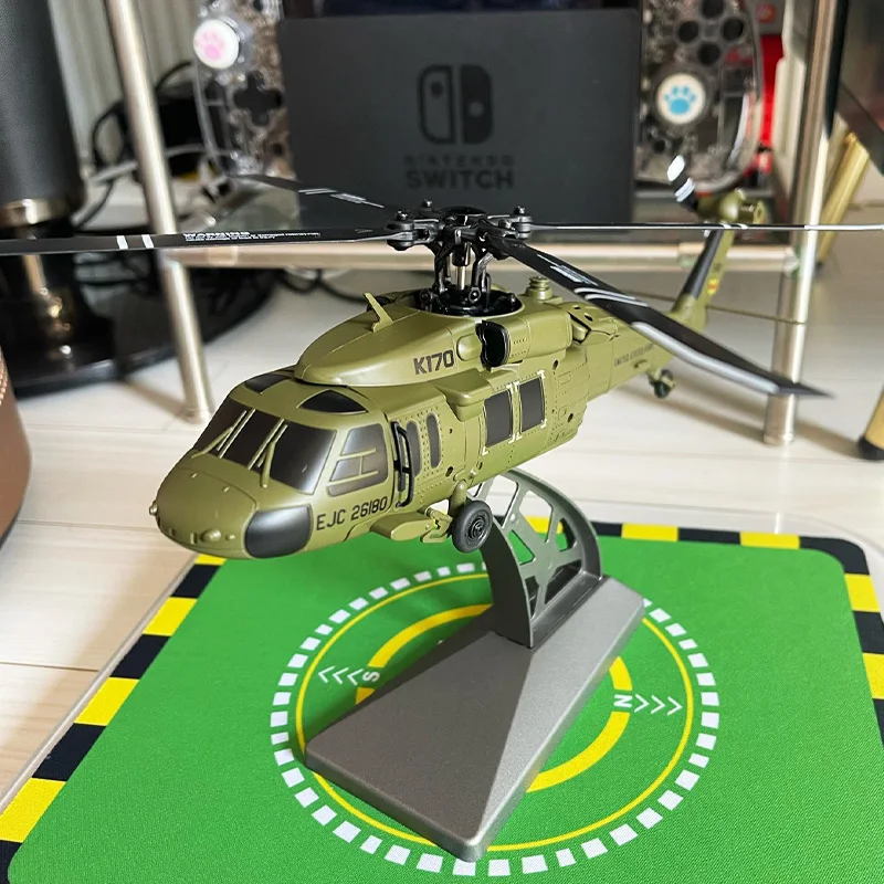 Détail du rotor principal de l'hélicoptère RC Black Hawk UH-60L K170 - Quadrirotor sans ailerons avec gyroscope 6 axes, pales en mouvement.